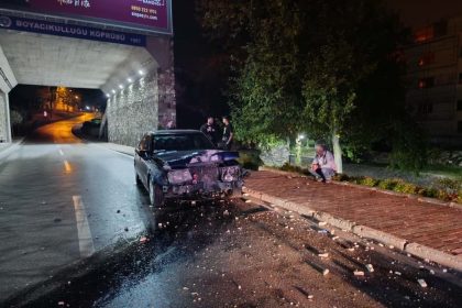 bursada-alkollu-mercedes-arac-surucusu-elektrik-diregine-carpip-olay-yerinden-kacti