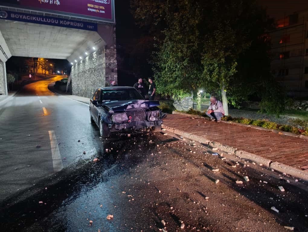 bursada-alkollu-mercedes-arac-surucusu-elektrik-diregine-carpip-olay-yerinden-kacti