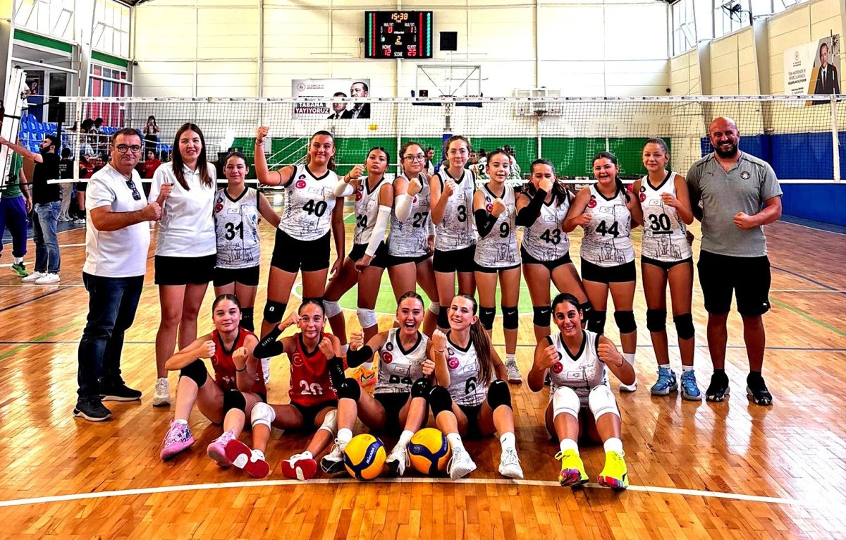cesme-belediyespor-kucuk-kizlar-voleybol-takimi-grup-lideri-oldu