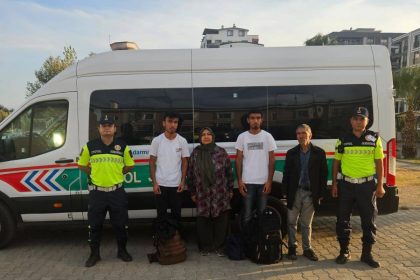 dort-duzensiz-gocmen-otoyol-jandarmasina-takildi