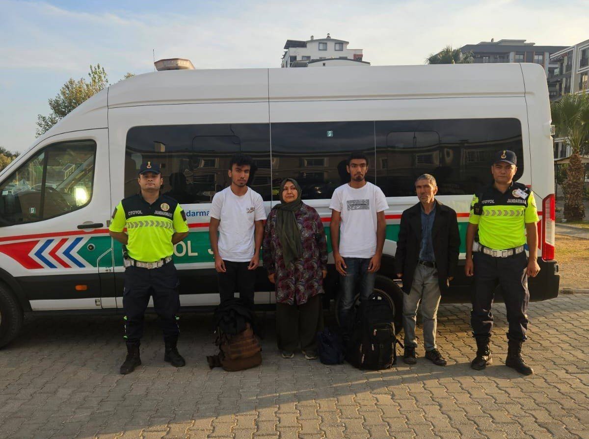 dort-duzensiz-gocmen-otoyol-jandarmasina-takildi