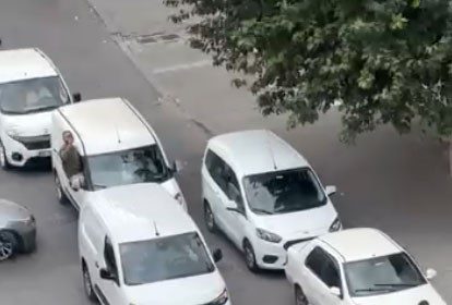 dugun-konvoyunun-onunu-cop-konteyneri-ile-kestiler-zarfi-alinca-yol-verdiler