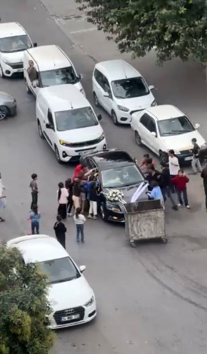 dugun-konvoyunun-onunu-cop-konteyneri-ile-kestiler-zarfi-alinca-yol-verdiler