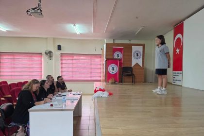 efelerde-gelecegin-tiyatroculari-icin-secmeler-suruyor