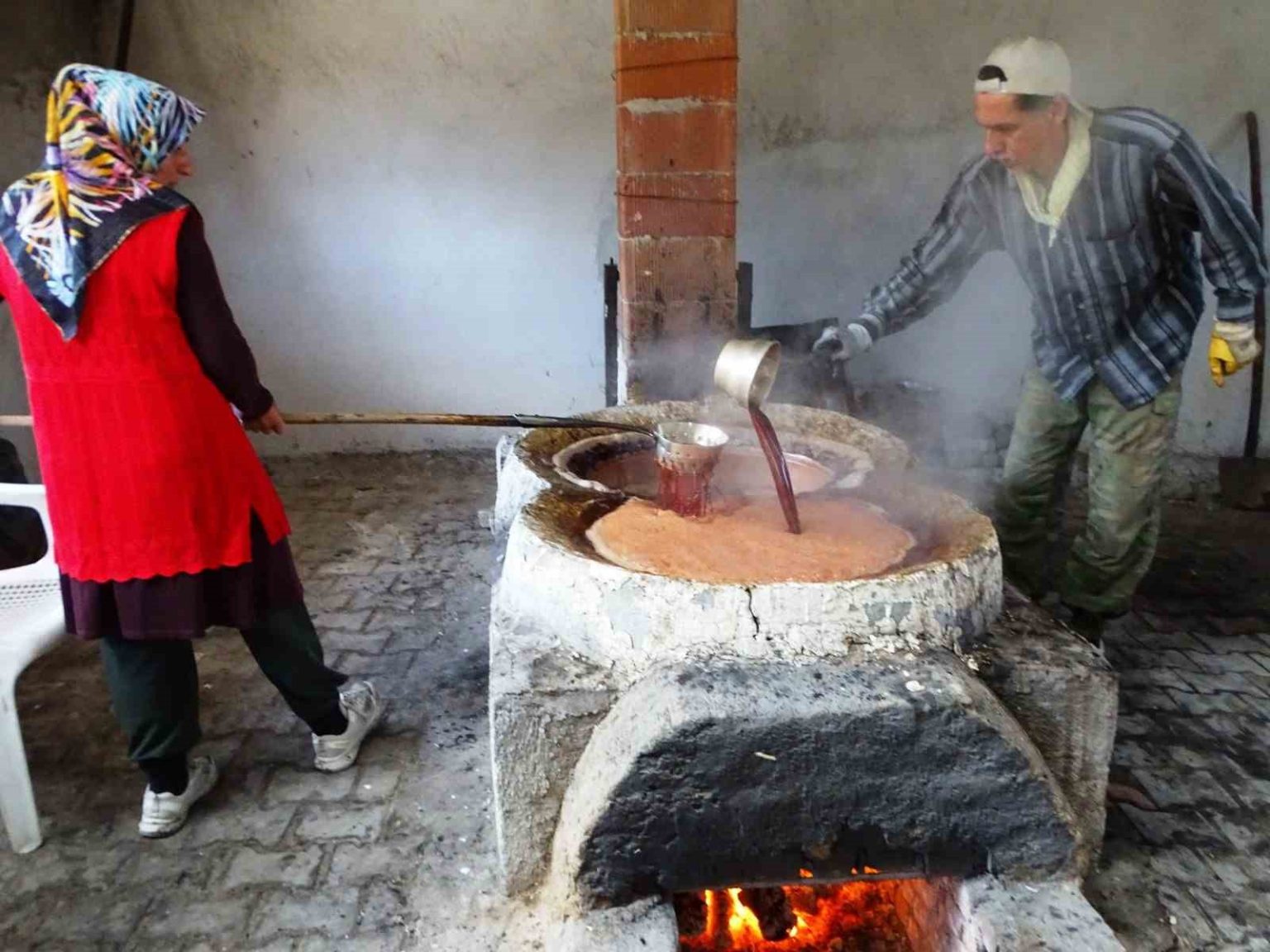 emet-yagcik-koyunde-asirlardir-eski-usulle-uzum-pekmezi-yapimi-gelenegi-surduruluyor