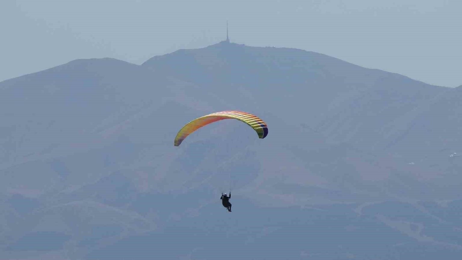 erzurumda-gokyuzu-rengarenk-parasutlerle-suslendi
