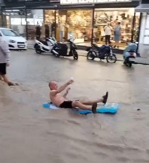 fethiyede-turistler-sel-sularinda-eglendi