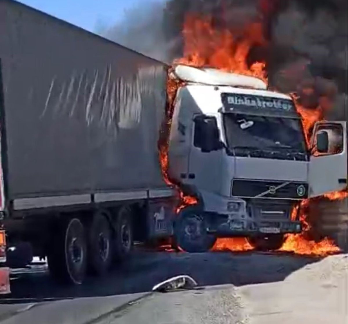 gaziantepte-seyir-halindeki-tir-alev-aldi