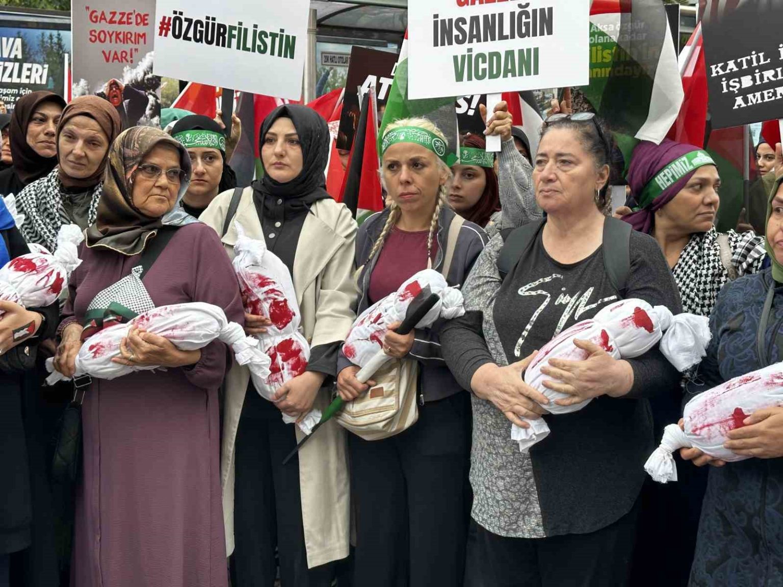 israilin-devam-eden-bebek-katliamini-protesto-ettiler