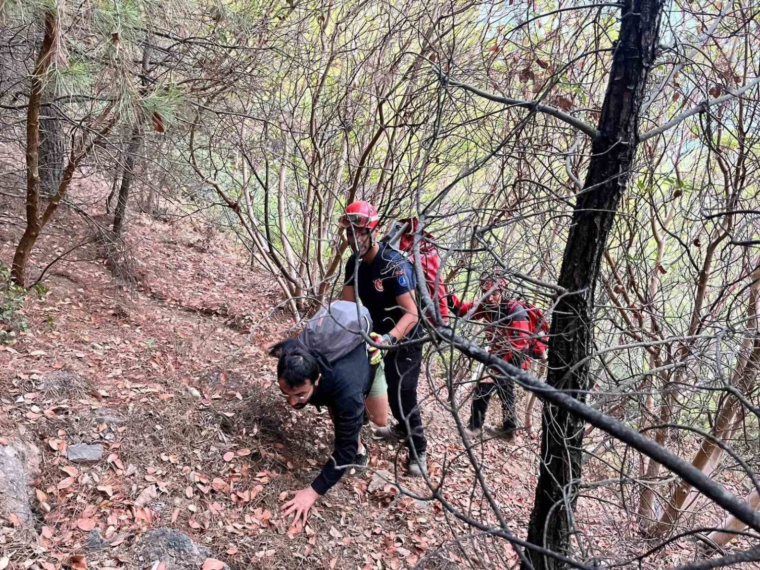 izmirde-kayaliklarda-mahsur-kalan-3-genc-kurtarildi