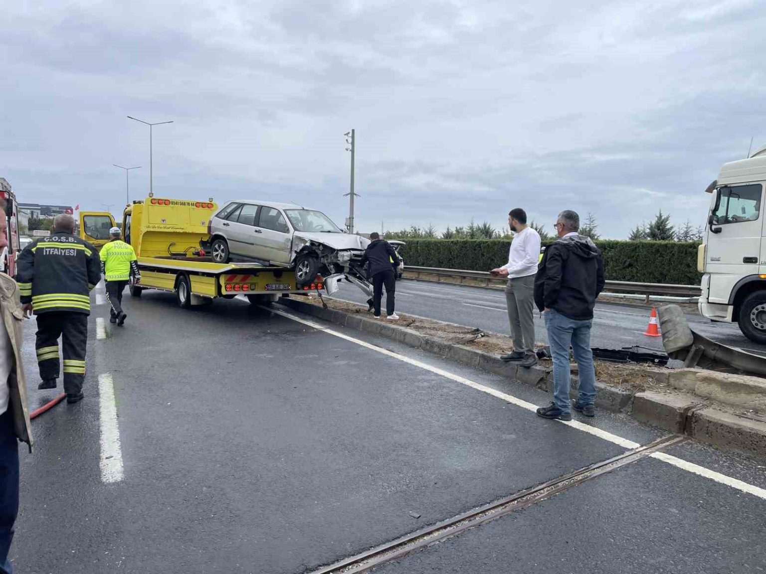 kamyonla-carpisan-otomobil-refuje-daldi