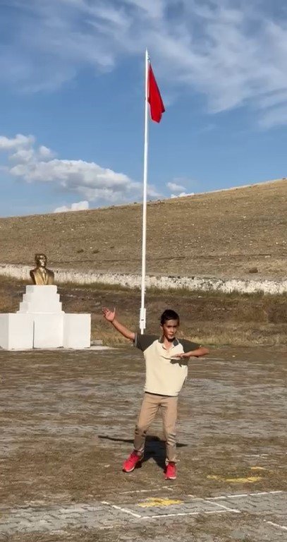 karsta-bir-ogrencinin-kafkas-dansi-sosyal-medyada-tiklanma-rekorlari-kirdi