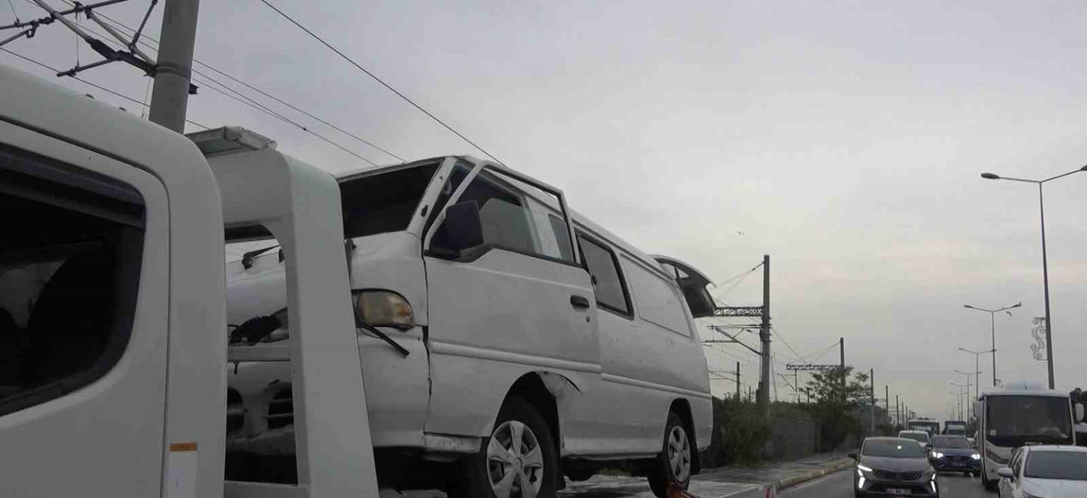kaygan-zeminde-kontrolden-cikan-minibus-devrildi-1-yarali