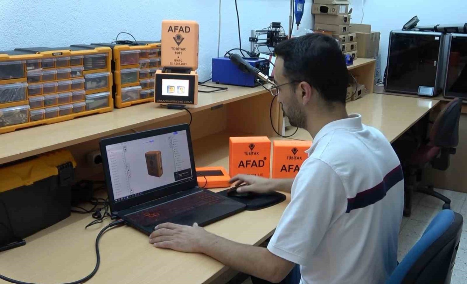 kendini-deprem-aninda-enkazda-hisseden-muhendis-hayat-kurtaran-sistem-gelistirdi