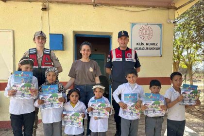 kiliste-jandarmadan-ogrencilere-dergi-ve-hediye