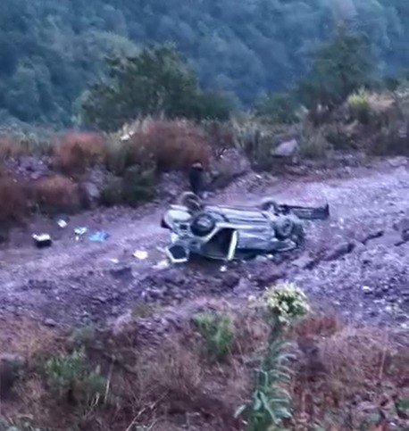 kontrolden-cikan-otomobil-sarampole-yuvarlandi