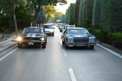 konya-buyuksehirden-huzurevindeki-buyuklere-klasik-araclar-ve-acik-hava-sinemasiyla-nostaljik-surpriz