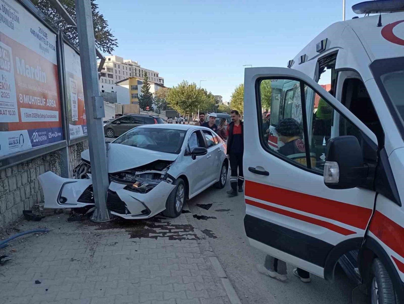 mardinde-otomobil-reklam-panosu-diregine-carpti-1-yarali