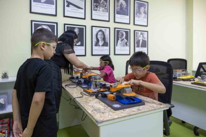 mersinde-cocuklar-tasarim-atolyesinde-uretmeyi-ogreniyor