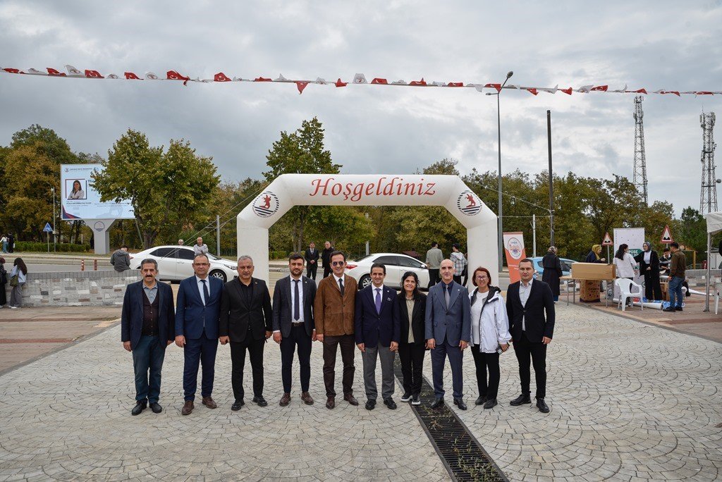 omu-uyum-fest-ile-yeni-ogrencilere-coskulu-karsilama