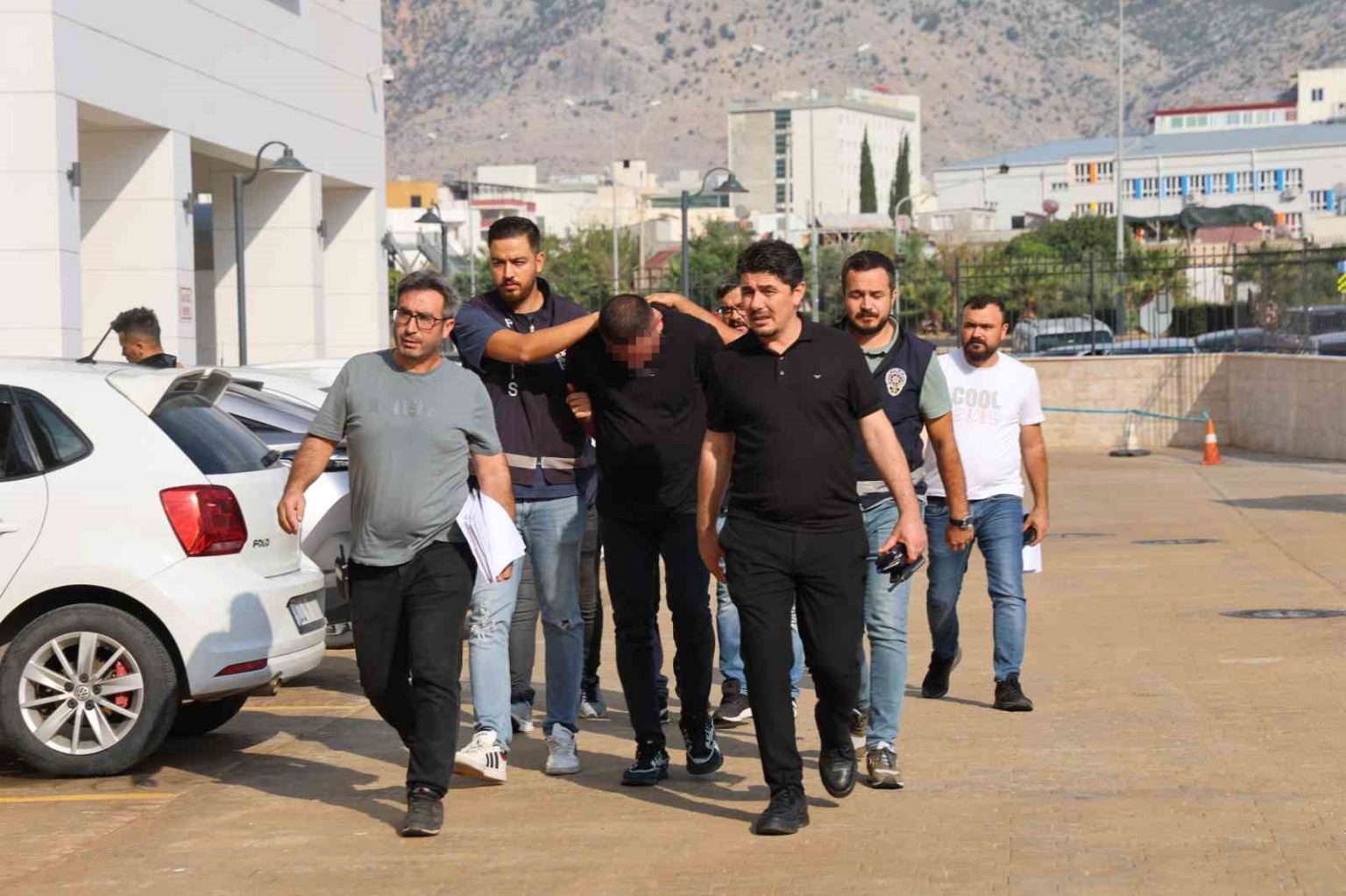 oto-galeriyi-tarayan-supheliler-adliyeye-sevk-edildi