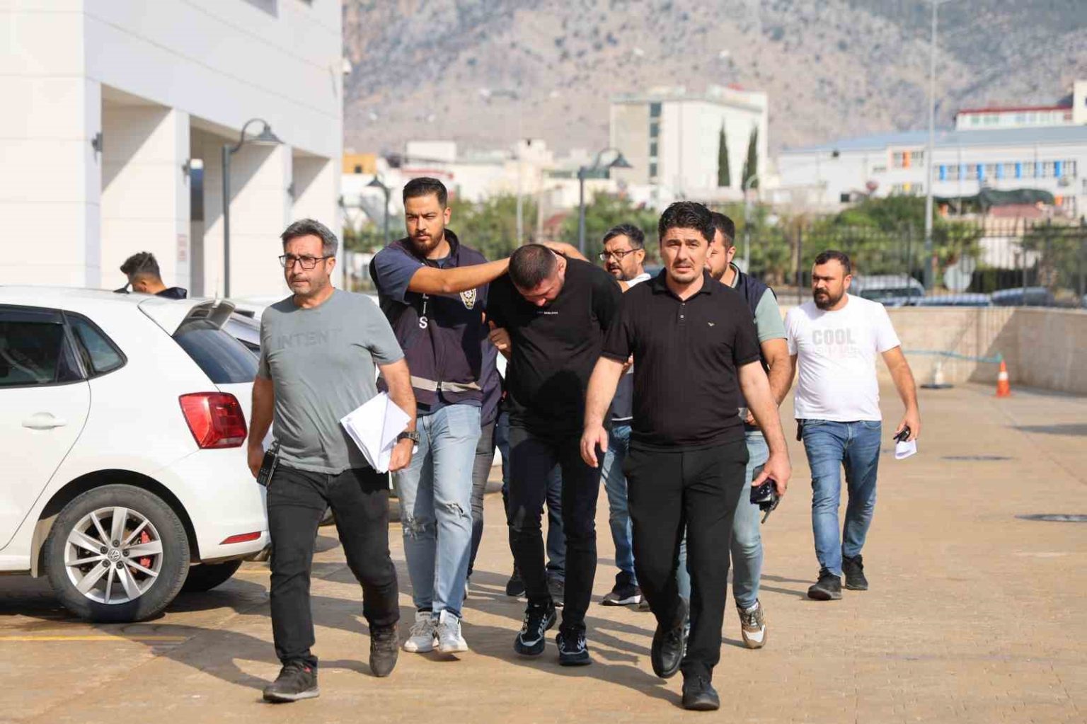 otomatik-silahla-galeriye-saldiran-supheliler-tutuklandi