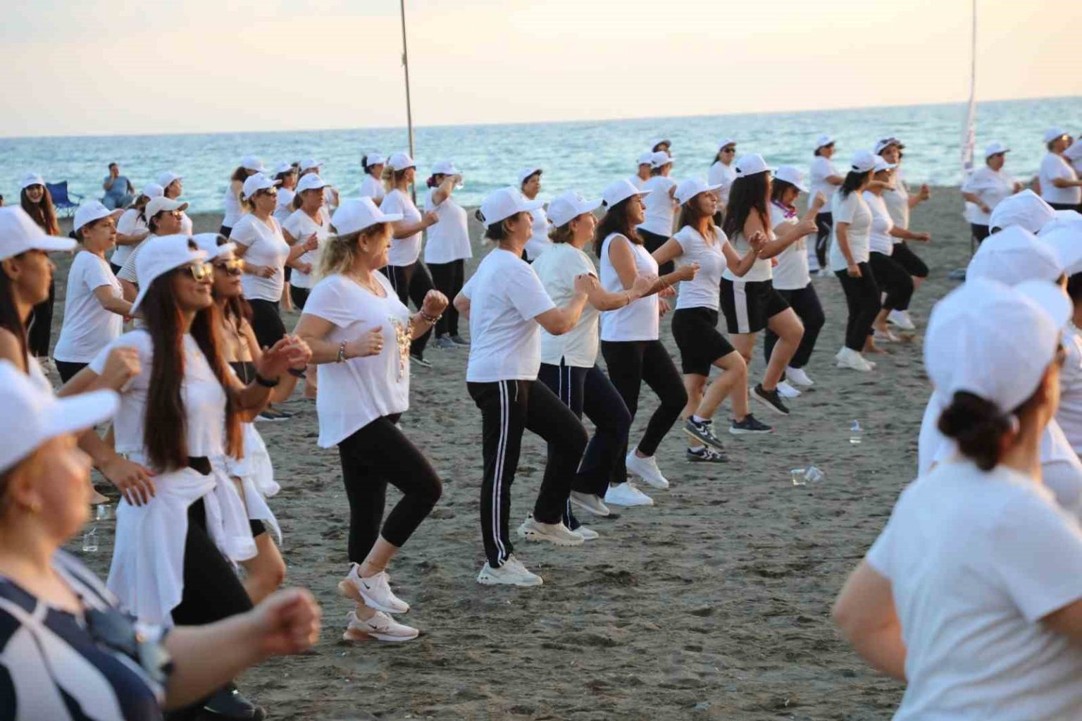 sahilde-spor-yapmanin-tadini-cikardilar