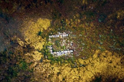 sapancada-gizemli-tas-yapi-tekrar-ortaya-cikti-kazma-kurekle-bolgeye-gidenler-merak-uyandirdi