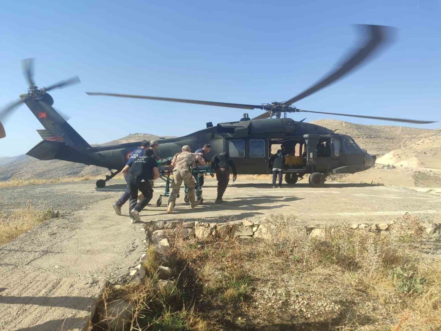 siirtte-jandarma-helikopteri-is-kazasi-geciren-vatandasi-hastaneye-tasidi