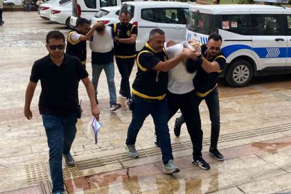 silahli-kavganin-suphelileri-celik-yelekle-adliyeye-sevk-edildi