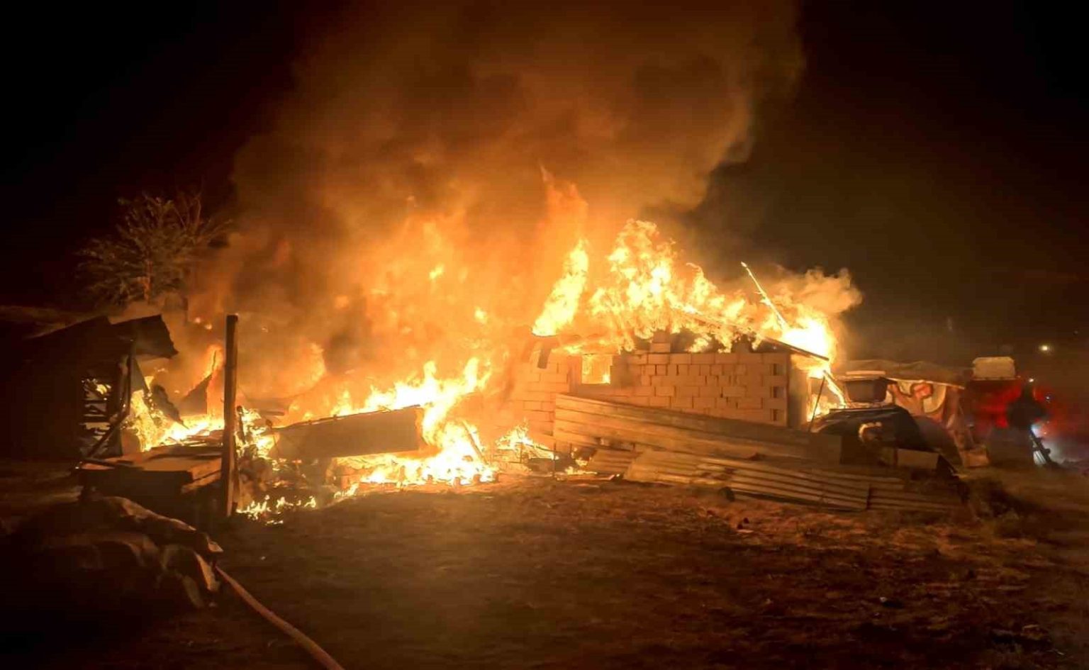 tandirda-yapilan-ekmek-evi-alev-alev-yakti