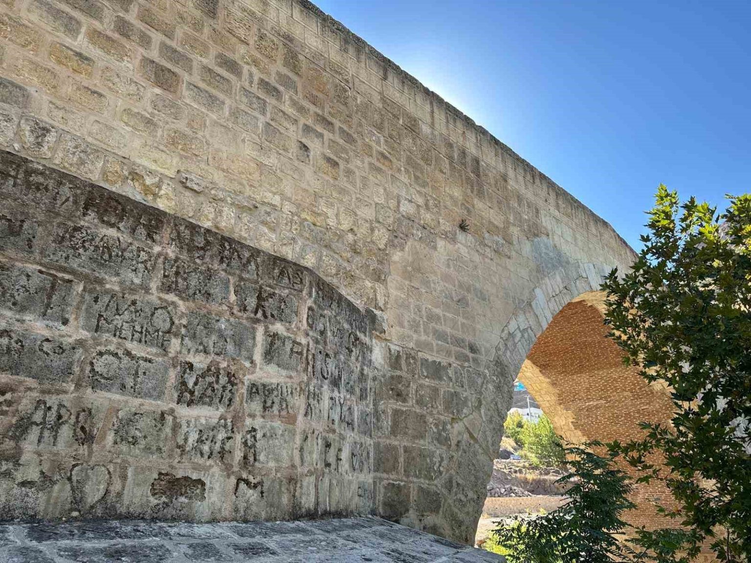 tarih-gozler-onunde-yok-oluyor-artuklular-donemindeki-haburman-koprusune-isimlerini-kazdilar