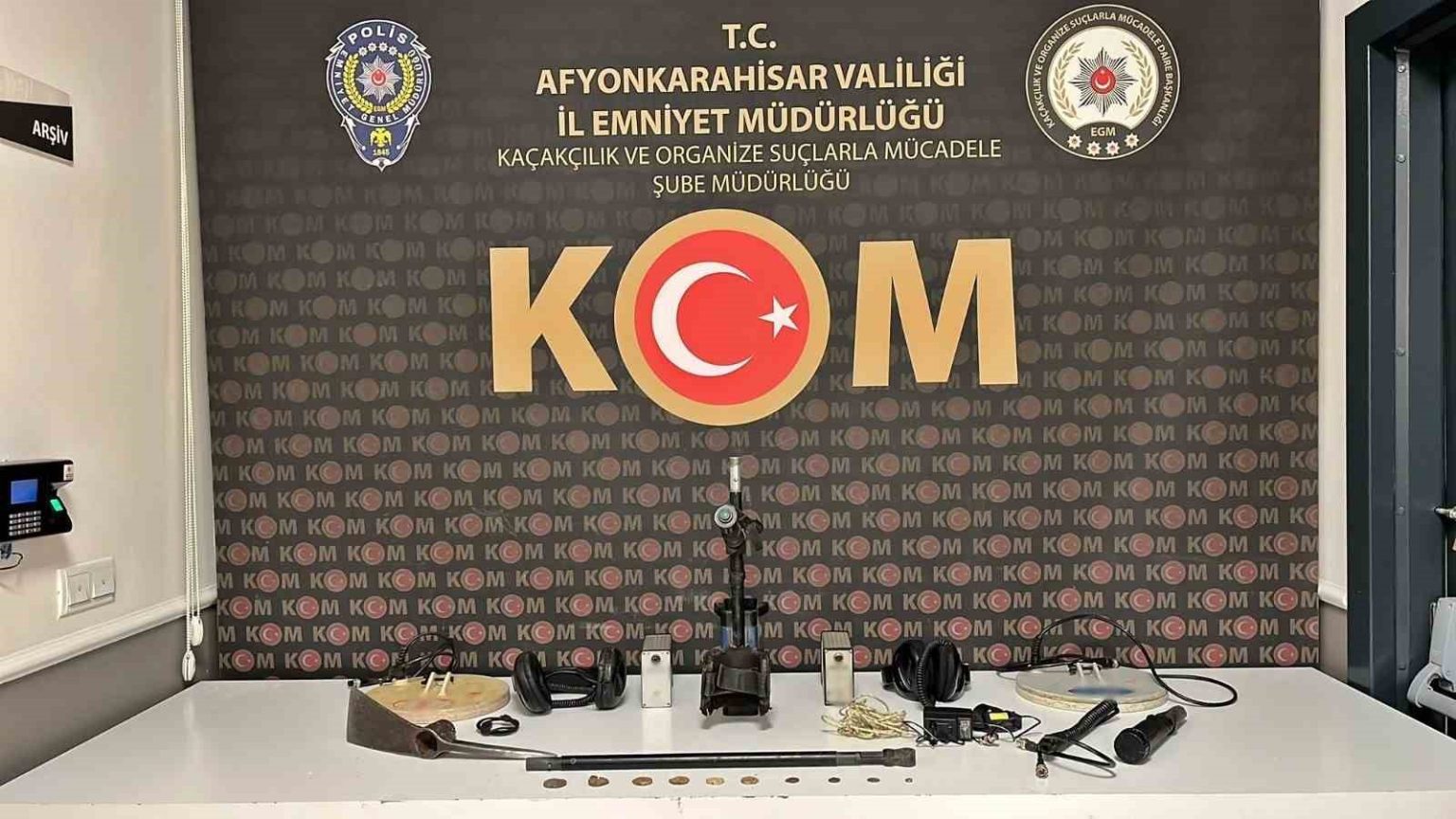 tarihi-sikke-ve-kazi-malzemeleriyle-yakalanan-3-kisi-gozaltina-alindi