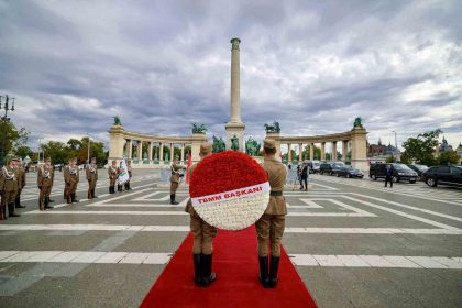 tbmm-baskani-kurtulmus-budapestedeki-mechul-asker-anitina-celenk-birakti