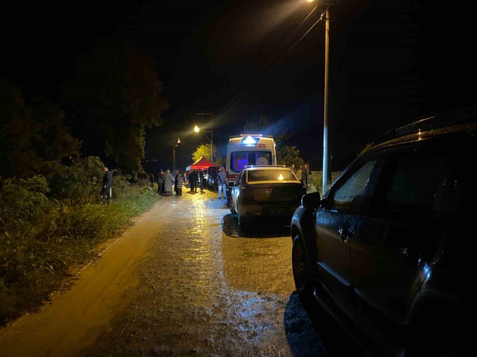 telefon-ve-ayakkabisi-sakarya-nehri-kenarinda-bulunan-kayip-kadin-icin-ekipler-seferber-oldu
