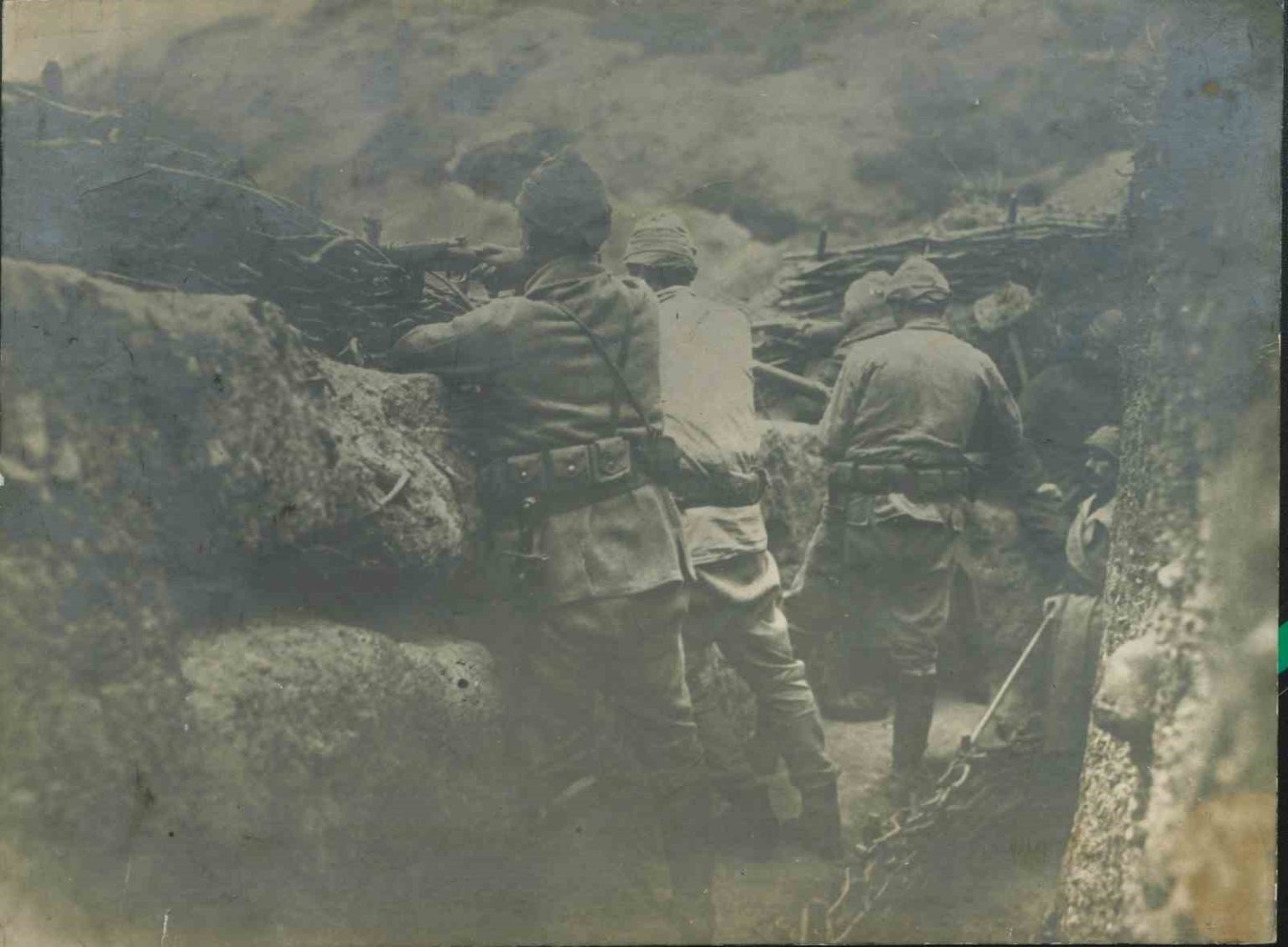 turk-askerleri-canakkale-cephesinde-dusmanla-burun-buruna-siper-kazdi