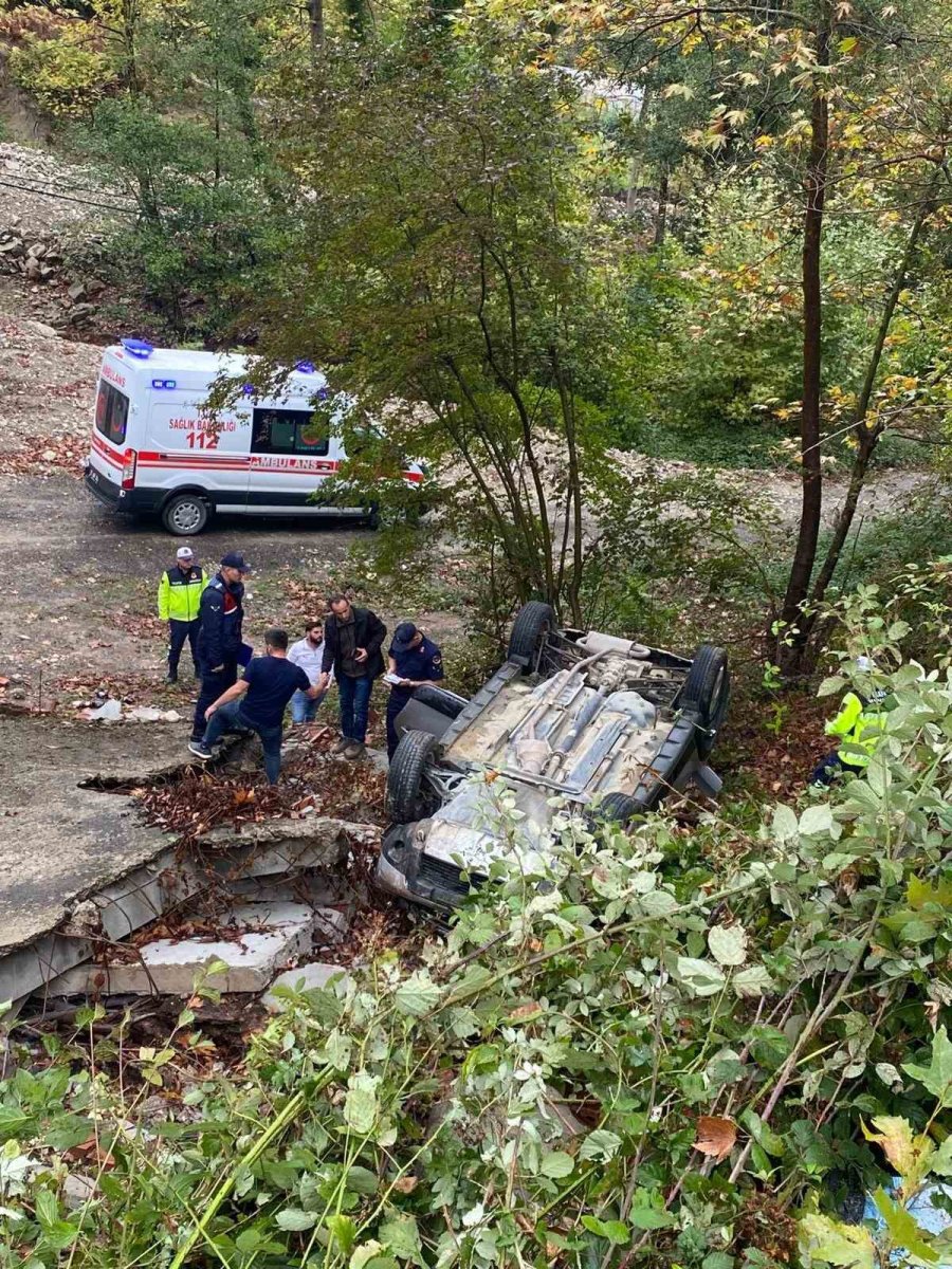 turkelide-otomobil-sarampole-yuvarlandi-1-yarali