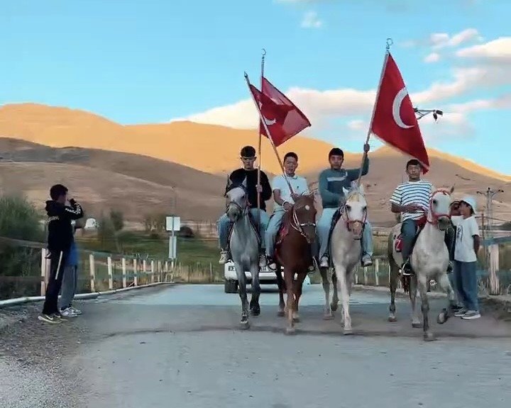 ulupamirde-jandarma-komutanina-atli-karsilama