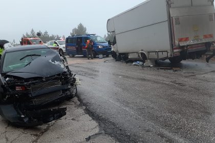 yagis-kazayi-beraberinde-getirdi-karavan-otomobille-carpisti