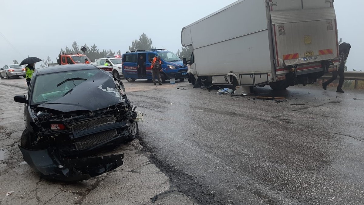yagis-kazayi-beraberinde-getirdi-karavan-otomobille-carpisti