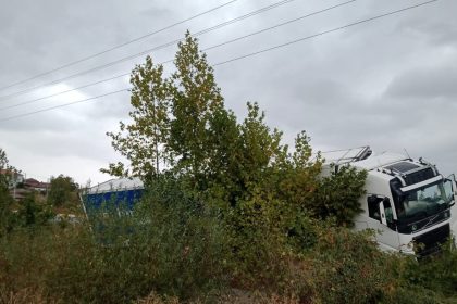 yagista-yoldan-cikan-tir-sarampole-girdi