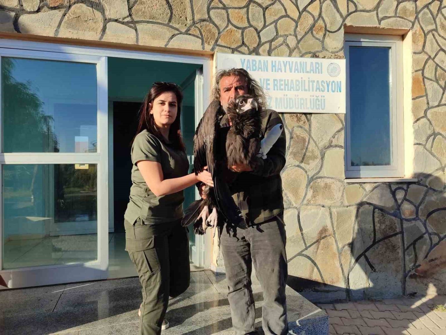 yarali-kara-akbaba-yetkililere-teslim-edildi
