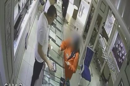 yardima-gittigi-komsusunun-200-bin-tllik-altilarini-calmisti-kadinin-altinlari-kuyumcuya-satma-ani-kamerada