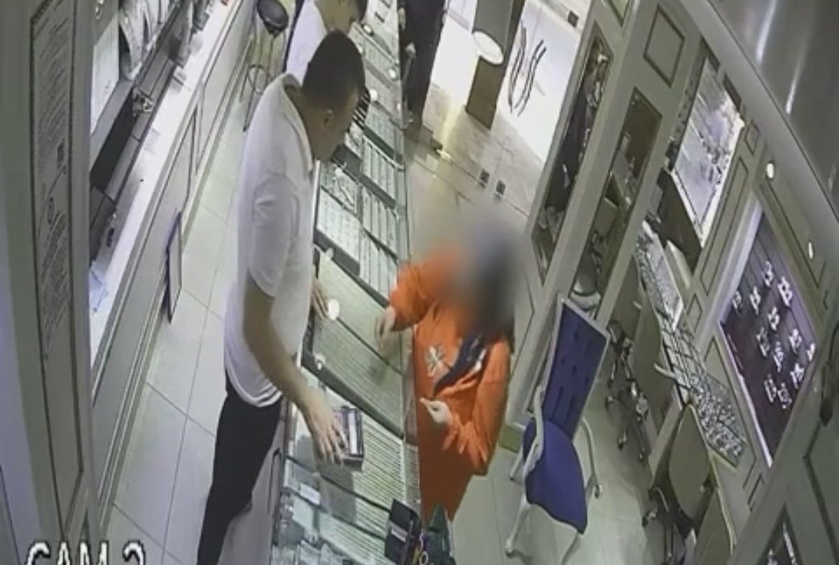 yardima-gittigi-komsusunun-200-bin-tllik-altilarini-calmisti-kadinin-altinlari-kuyumcuya-satma-ani-kamerada