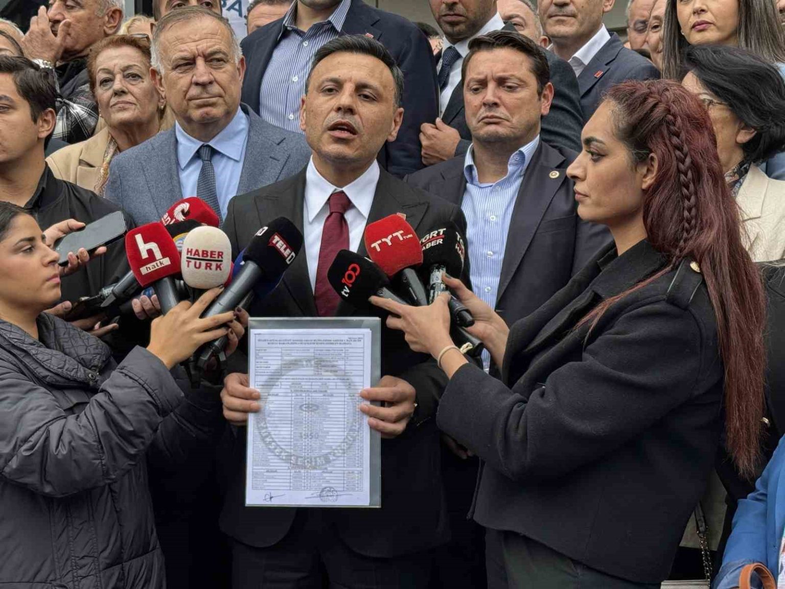 yeniden-chp-istanbul-il-baskani-secilen-ozgur-celik-mazbatasini-aldi