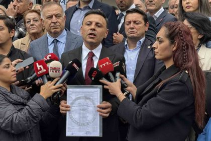 yeniden-chp-istanbul-il-baskani-secilen-ozgur-celik-mazbatasini-aldi