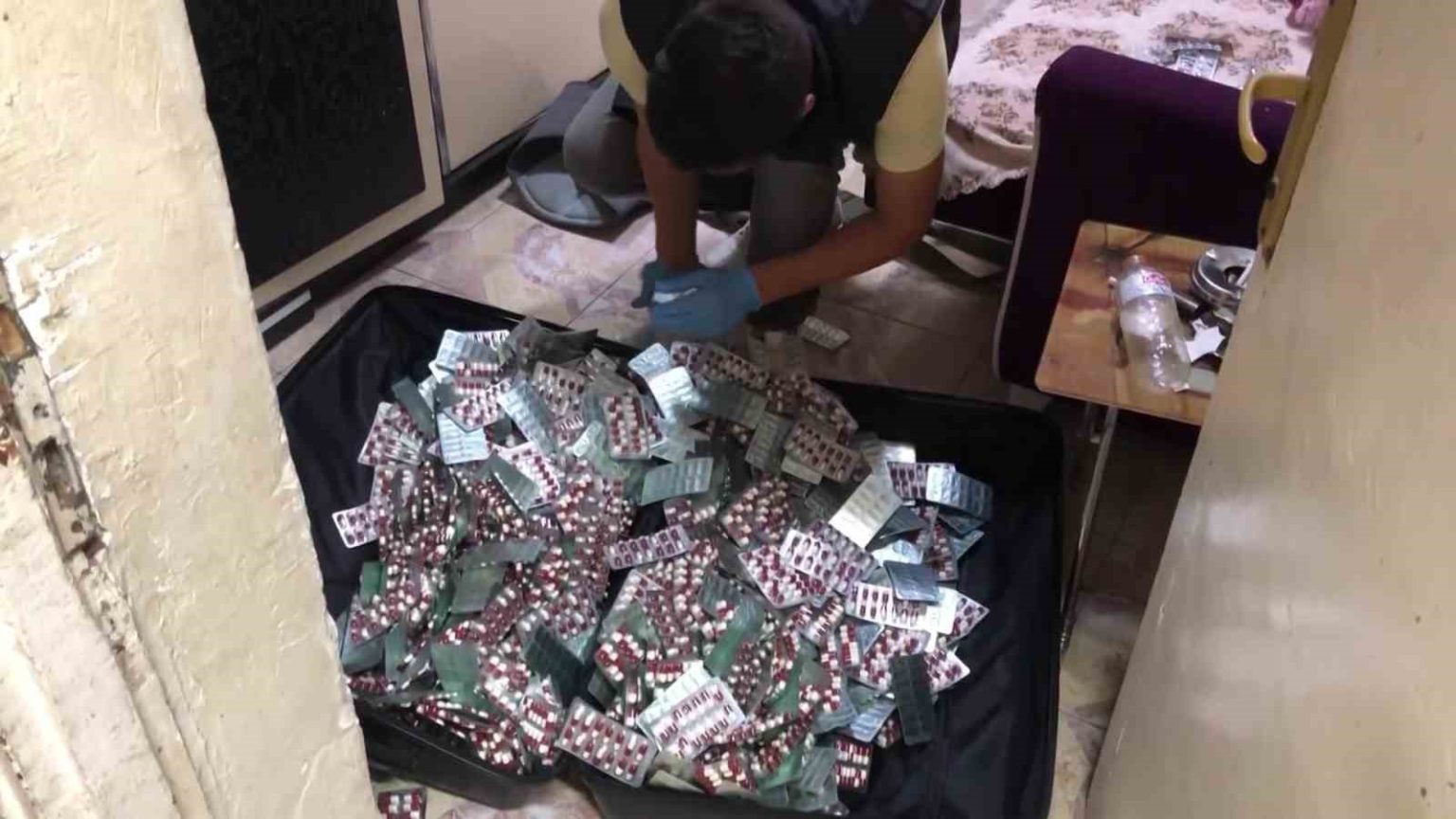 10-bin-adet-uyusturucu-hapla-yakalandilar-uyusturucu-satmiyoruz-savunmasi-yaptilar