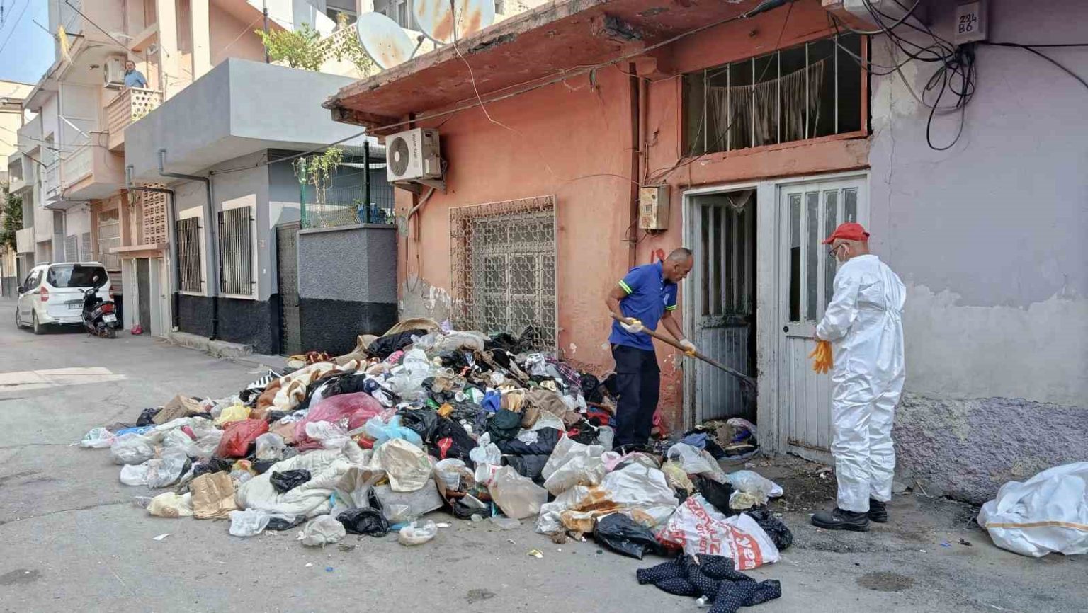 adanada-cop-evden-2-kamyonet-atik-cikti