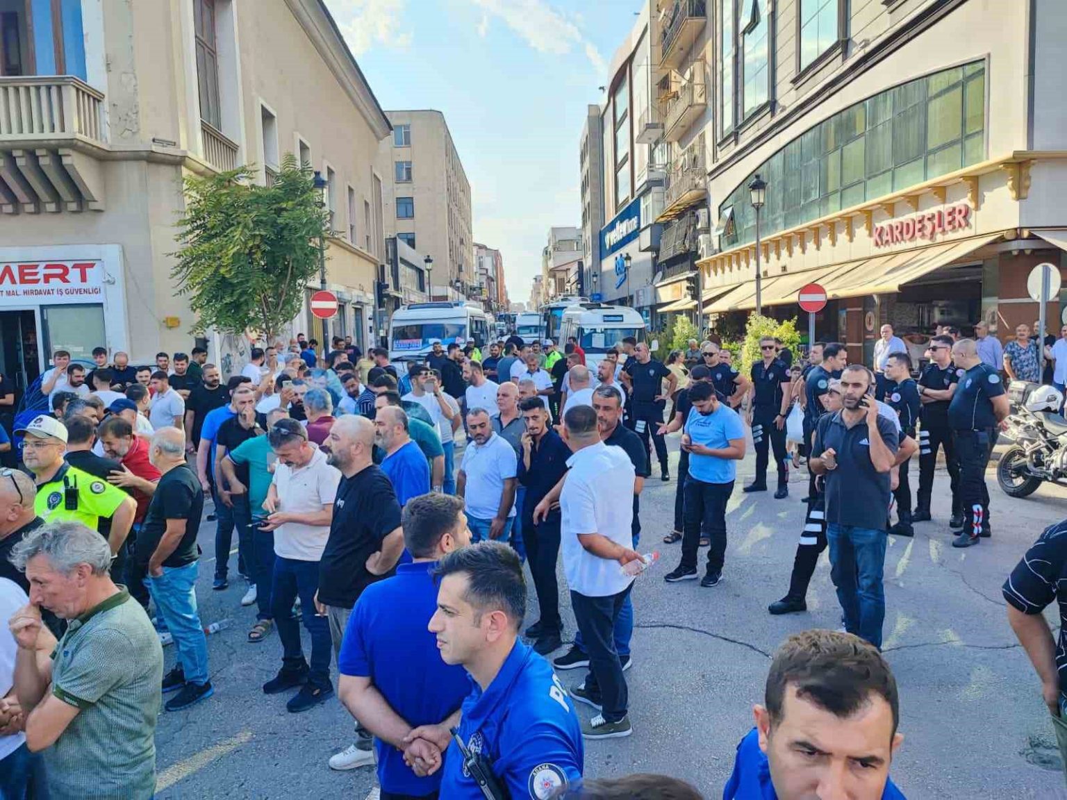 adanada-dolmus-soforlerinden-eylem-trafik-kilitlendi