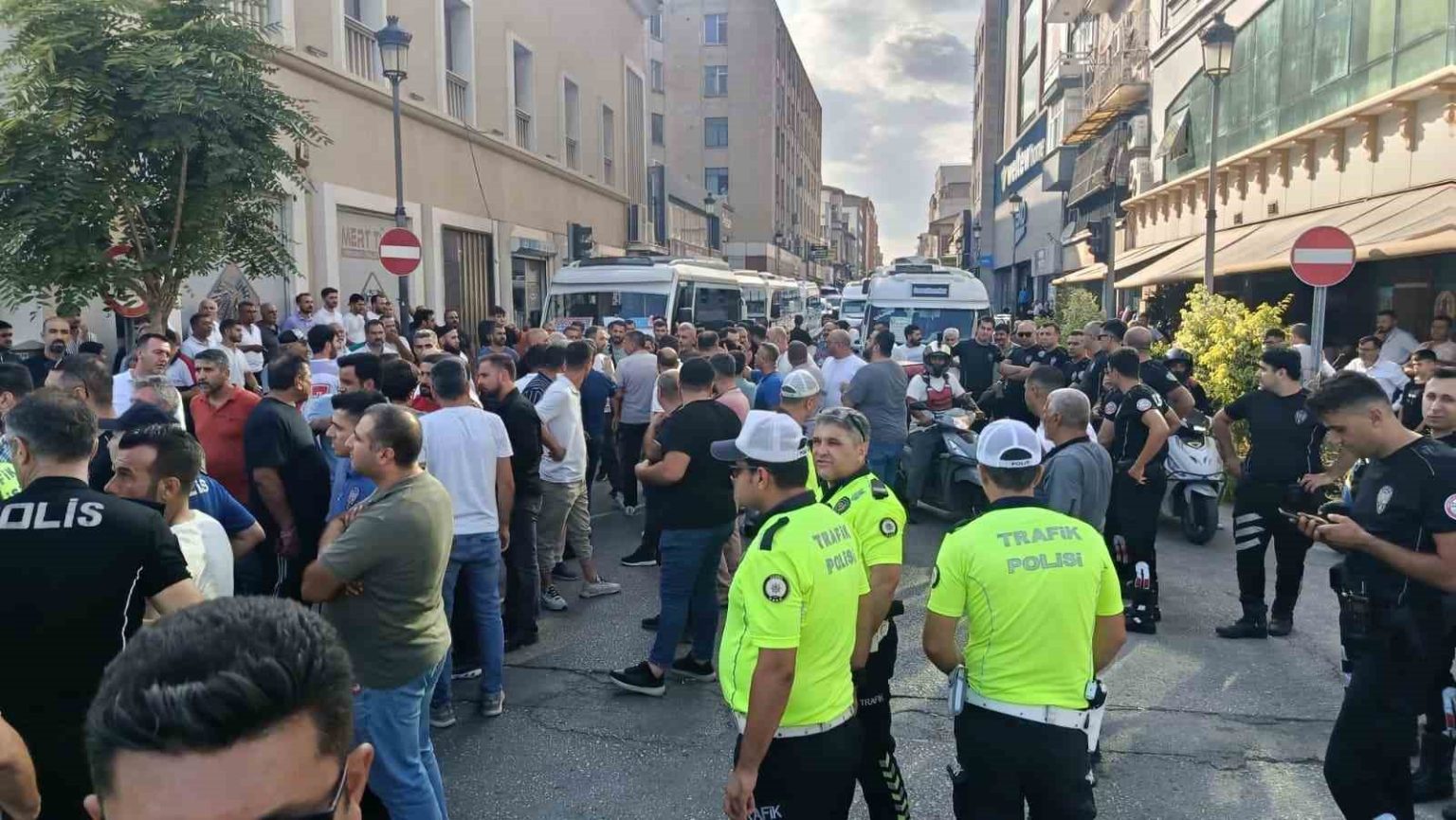 adanada-dolmus-soforlerinin-eylemi-3-saat-sonra-bitti-trafik-ulasima-acildi